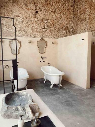Vista a la pirámide/ Piscina privada / Centro in Izamal, Mexico