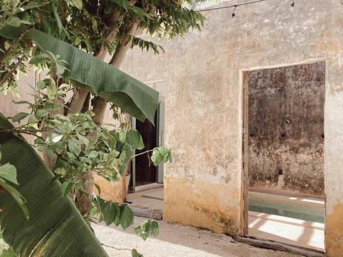 Vista a la pirámide/ Piscina privada / Centro in Izamal, Mexico