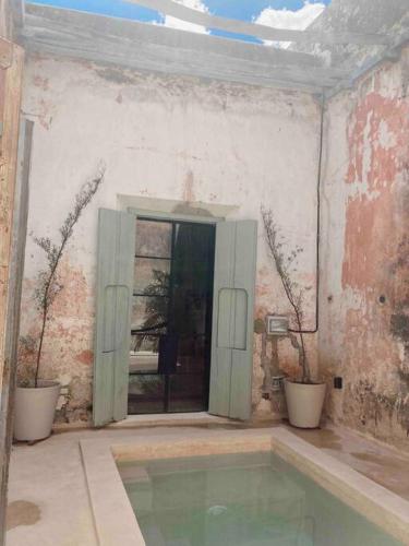 Vista a la pirámide/ Piscina privada / Centro in Izamal, Mexico