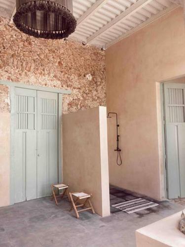Vista a la pirámide/ Piscina privada / Centro in Izamal, Mexico