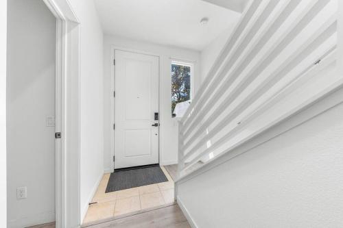 Spacious 4BR/3B House btw Disneyland & Universal in El Monte, USA