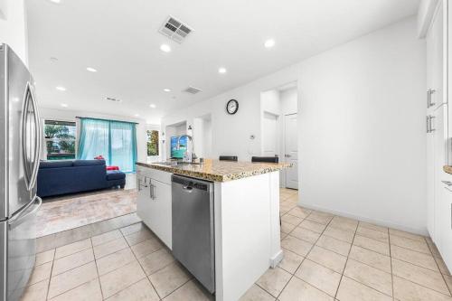 Spacious 4BR/3B House btw Disneyland & Universal in El Monte, USA