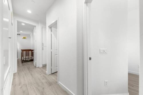 Spacious 4BR/3B House btw Disneyland & Universal in El Monte, USA
