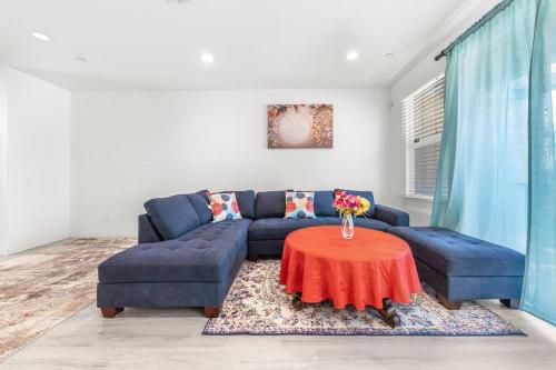 Spacious 4BR/3B House btw Disneyland & Universal in El Monte, USA