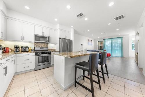 Spacious 4BR/3B House btw Disneyland & Universal in El Monte, USA