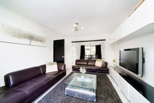 Chic 4BR Home with Ensuite bath and Cozy Garden - Dagenham