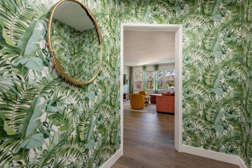 A Slice of Paradise: 2BR Apt. with Hot Tub in Los Angeles, USA