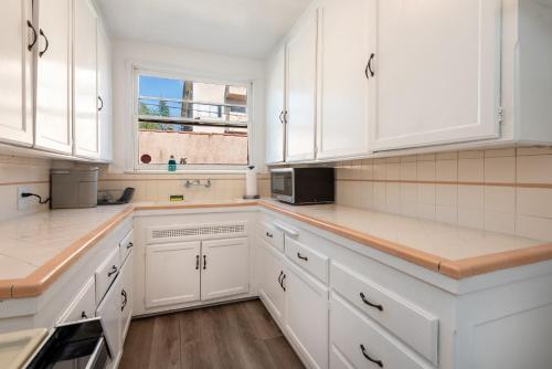 Charming 1-bedroom Apartment with Hot Tub in Los Angeles, USA