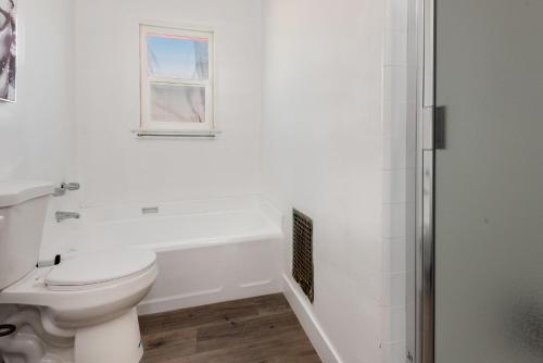 A Slice of Paradise: 2BR Apt. with Hot Tub in Los Angeles, USA
