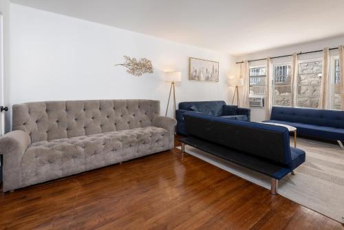 Charming 1-bedroom Apartment with Hot Tub in Los Angeles, USA