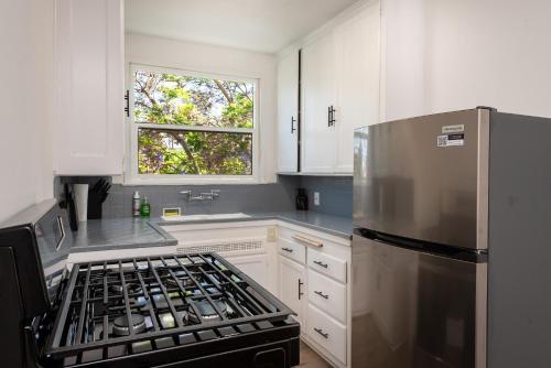 A Slice of Paradise: 2BR Apt. with Hot Tub in Los Angeles, USA