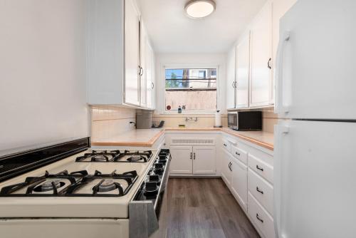 Charming 1-bedroom Apartment with Hot Tub in Los Angeles, USA