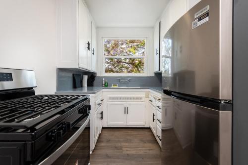 A Slice of Paradise: 2BR Apt. with Hot Tub in Los Angeles, USA