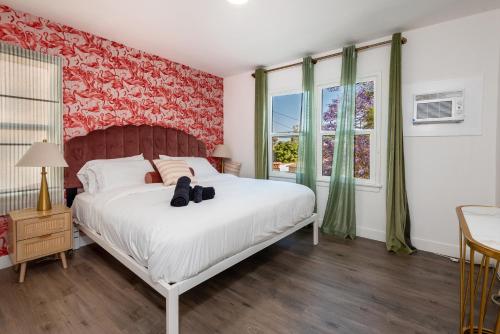 A Slice of Paradise: 2BR Apt. with Hot Tub in Los Angeles, USA