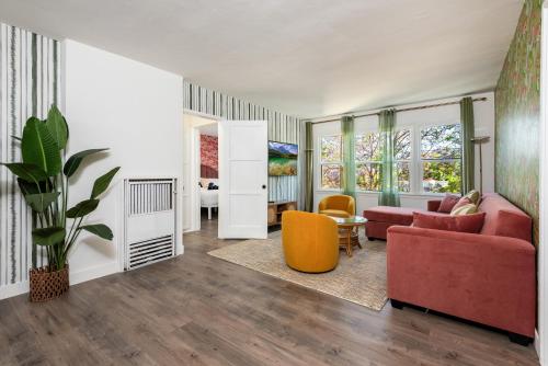 A Slice of Paradise: 2BR Apt. with Hot Tub in Los Angeles, USA
