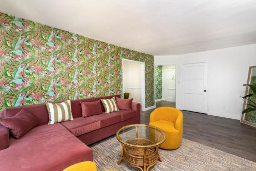 A Slice of Paradise: 2BR Apt. with Hot Tub in Los Angeles, USA