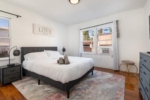 Charming 1-bedroom Apartment with Hot Tub in Los Angeles, USA
