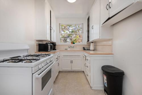 Modern Charming 1BR-Apartment with Hot Tub in Los Angeles, USA