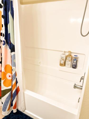 Stylish 2 bedroom near Ontario Airport in Fontana, USA