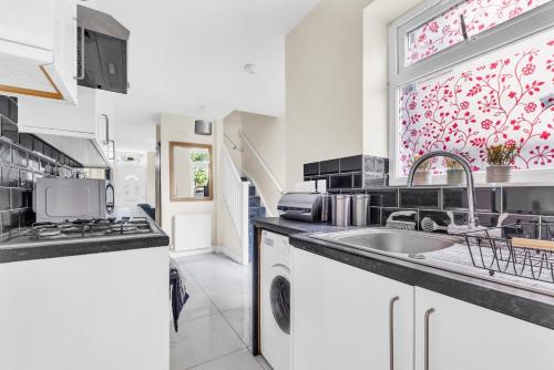 Konyha, Central Coventry Gem: Walk To Attractions Sleeps 9 in Foleshill