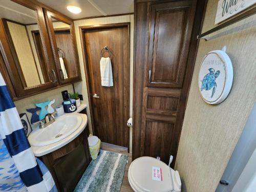 Haileys Beach-n-Bay RV Resort in Gilchrist, USA