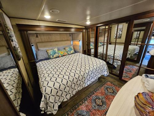 Haileys Beach-n-Bay RV Resort in Gilchrist, USA