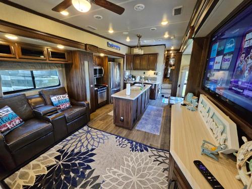 Haileys Beach-n-Bay RV Resort in Gilchrist, USA