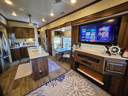 Haileys Beach-n-Bay RV Resort in Gilchrist, USA