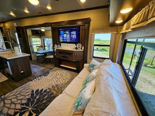 Haileys Beach-n-Bay RV Resort in Gilchrist, USA