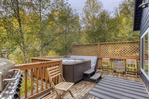 Pet-Friendly Riverfront Cabin with Hot Tub & BBQ - Riverbend 2