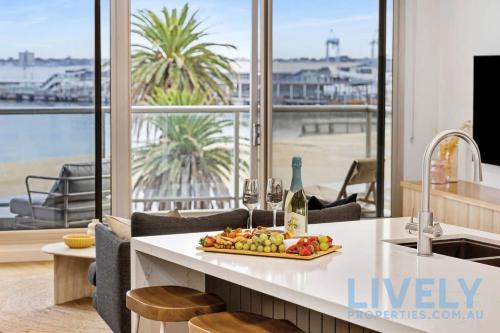 Beach Street Luxury 3 Bed with Beach & Bay Views