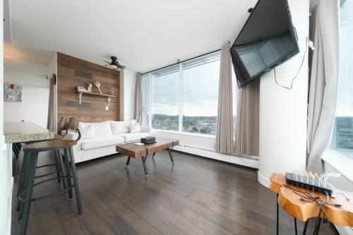 Sub-Penthouse Apartment with Jacuzzi Pool & Sauna in Vancouver, Canada
