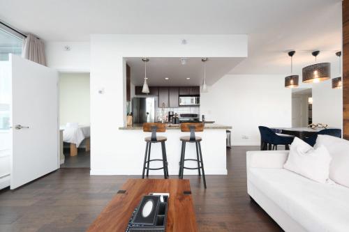 Sub-Penthouse Apartment with Jacuzzi Pool & Sauna in Vancouver, Canada