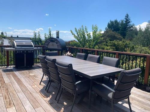 Soak in Cedar Tub, Stroll to Havelock Village, Havelock North (foto 2)