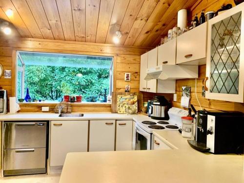 Soak in Cedar Tub, Stroll to Havelock Village, Havelock North (foto 4)
