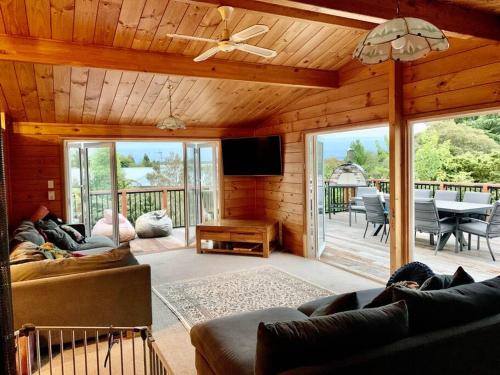 Soak in Cedar Tub, Stroll to Havelock Village, Havelock North (foto 5)