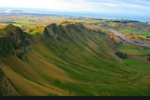 Soak in Cedar Tub, Stroll to Havelock Village, Havelock North (foto 10)