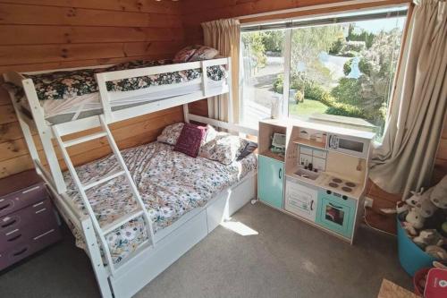 Soak in Cedar Tub, Stroll to Havelock Village, Havelock North (foto 9)