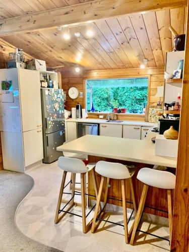 Soak in Cedar Tub, Stroll to Havelock Village, Havelock North (foto 6)