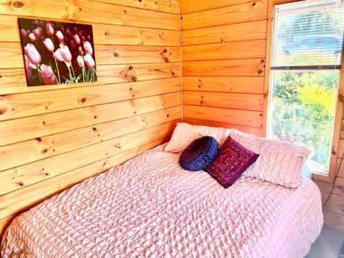 Soak in Cedar Tub, Stroll to Havelock Village, Havelock North (foto 8)