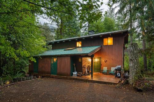 ZigZag Basecamp · Cozy Cabin Perfect for Nature Escapes w/ Hot Tub