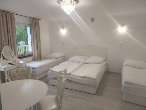 1 double bed, 2 twin beds