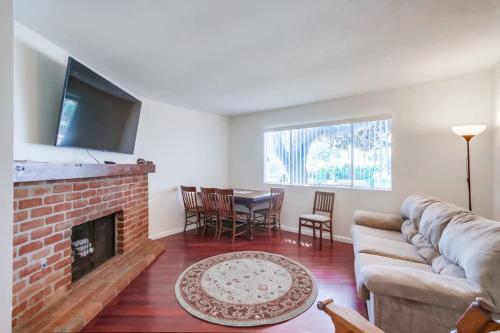 Steps to Restaurants Beach Bay Park Bars