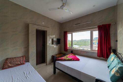 SRI NANDHA LUXURY COMFORTS in Valparai