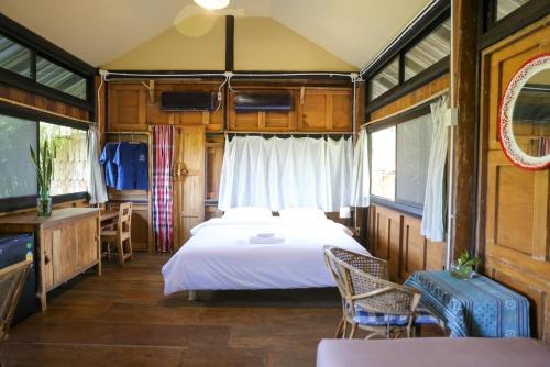 1 king bed, 2 sofa beds