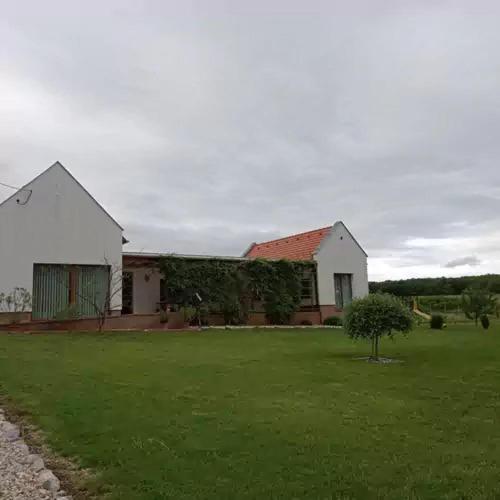 A szálláshely kívülről, Láng Vendégház (Lang Vendeghaz) in Villánykövesd