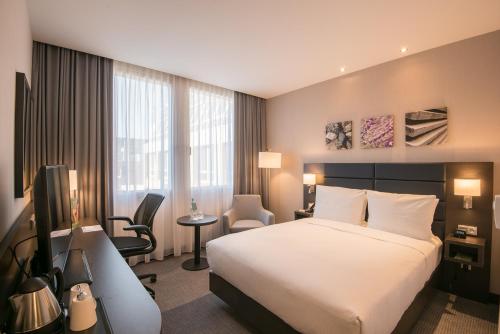 Junior Queen Suite - Disability Access image 5
