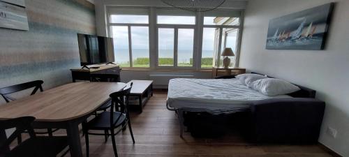 Appartement de 4 chambres a Grandcamp Maisy a 50 m de la plage avec vue sur la mer jardin clos et wifi