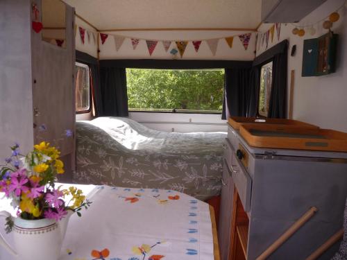 Chambre dhôtes Suite 53m2 ou Caravane vintage avec cuisine et salle de bains privées, B&B 53m2 Suite or Vintage caravan with private kitchen and bathroom