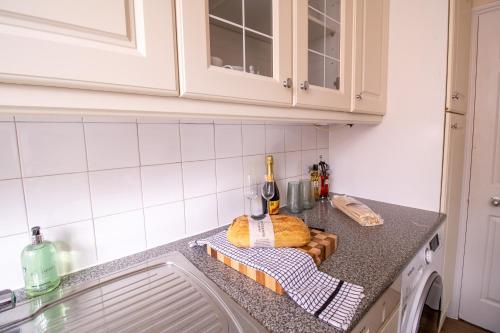 Cosy 2-Bedroom Apartment in Mayfair 8CB - 4th floor no elevator - image 11